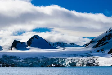 Photo sur Plexiglas Arctique Glacier heading down from a mountain range into the ocean, Horns