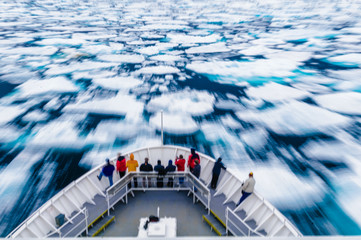 Slow motion blur van mensen die op de boeg van een schip staan.
