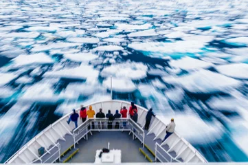 Vlies Fototapete Arktis Slow-Motion-Unschärfe von Menschen, die am Bug eines Schiffes stehen.