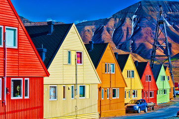 Digitaal verbeterde rij zeer kleurrijke huizen in Svalsbard, Norw