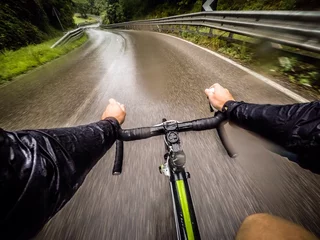 Foto auf Acrylglas ragazzo in bicicletta con la pioggia. pov original point of view © meskolo