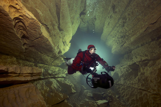 France, Lot, cave diver in the Emergence du Ressel