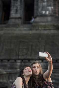 Germany, Koblenz, Deutsches Eck, playful tourists taking selfie at Emperor-Wilhelm monument