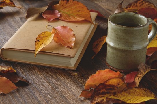 秋イメージ　落葉と本とコーヒー