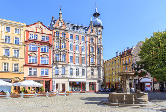 Świdnica na Dolnym Śląsku - Rynek Starego Miasta, kamienice i fontanna