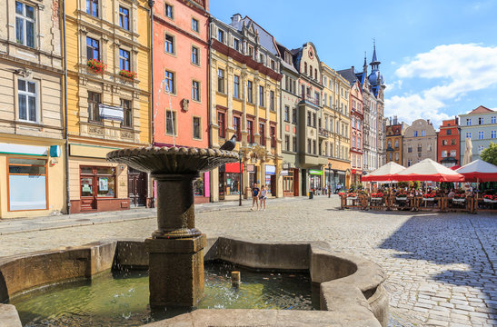 Świdnica na Dolnym Śląsku - Rynek Starego Miasta,  kamienice i fontanna