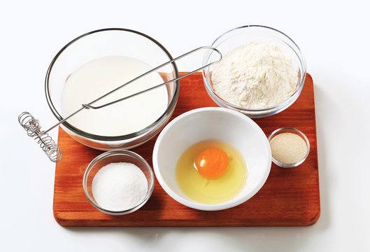 Ingredients to make pancakes