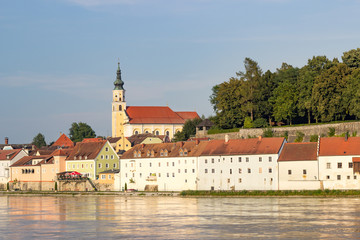 &Auml;lteste barockstadt &Ouml;sterreichs gesehen von Donaubr&uuml;cke