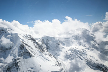 Naklejka premium Von den Bergen zu den Wolken