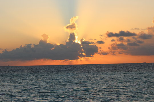 Coucher de soleil masqu&eacute; derrier les nuages