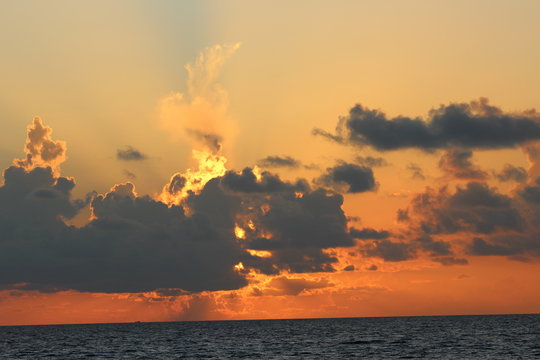 Coucher de soleil masqu&eacute; derrier les nuages
