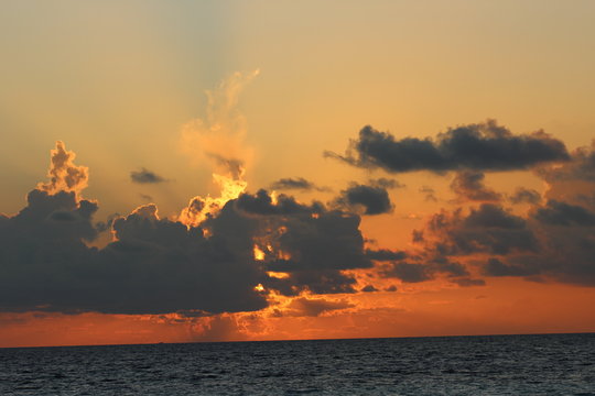 Coucher de soleil masqu&eacute; derrier les nuages