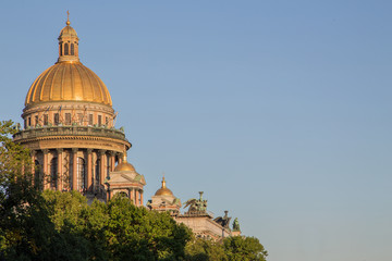 Купол Исаакиевского собора на фоне неба