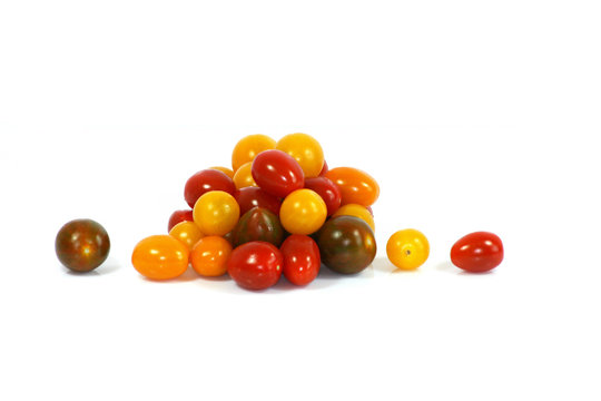 Des tomates cerises sur fond blanc