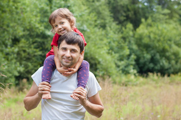 Obraz premium little girl sitting father shoulder