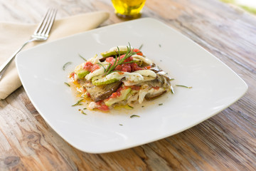 Piatto di melanzane e altre verdure con mozzarella