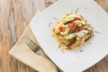 Piatto di melanzane e altre verdure con mozzarella