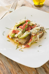 Piatto di melanzane e altre verdure con mozzarella