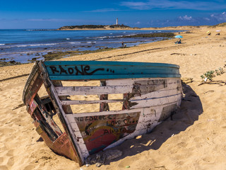 Gestrandetes Boot vor dem Kap Trafalgar in Andalusien