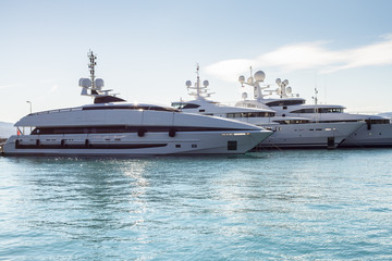 Fototapeta na wymiar Luxus Yachts in Cannes
