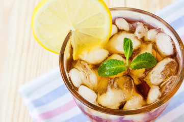 Refreshing ice tea with lemons and mint