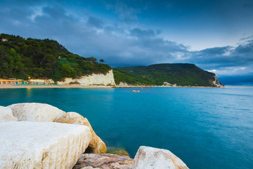 Vacanze estive al mare nella spiaggia di Sirolo, Italia.
