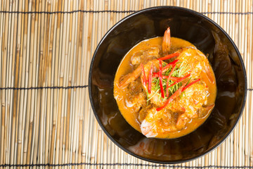 Curry fried shrimps in black cup