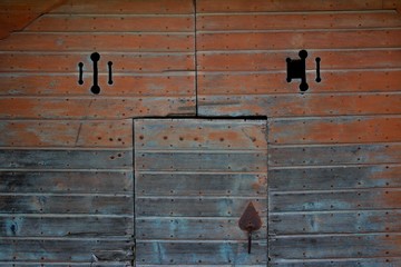 Vieux portail orange et bleu en bois