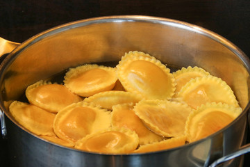 Ravioli im Topf