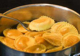 Ravioli im Topf