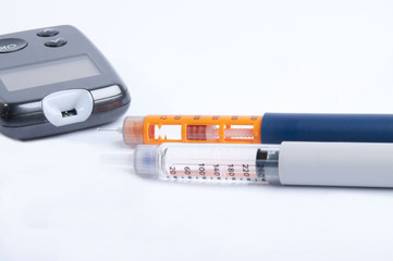 Obraz premium Insulin pens and glucose meter