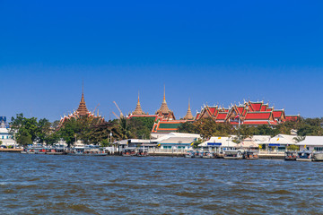 Fototapeta premium Royal Palace and Wat Phra Kaew beside Chao Praya river, Thailand