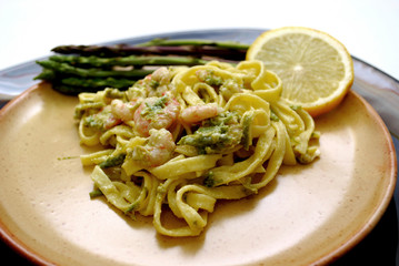 Tagliatelle con Asparagi e gamberetti