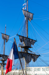 Drapeau Français devant un voilier