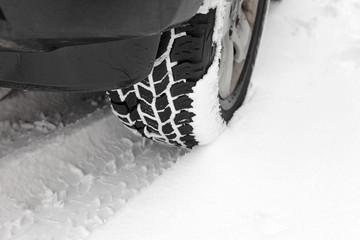 rueda de coche sobre la nieve conducir en invierno 2242-f15