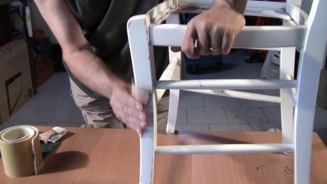 Levigare una seggiola di legno-Sanding a wooden chair