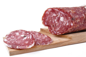 Salame a fette su tagliere-Salami slices on cutting board