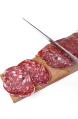 Salame a fette su tagliere-Salami slices on cutting board