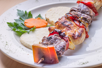 brocheta de pollo y carne