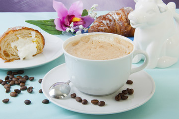 Obraz na płótnie Canvas cappuccino and croissants
