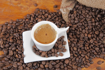 cup of hot coffee with beans -tazzina di caffè caldo con chicch
