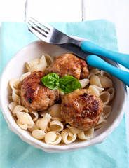 Pasta shell and meatballs