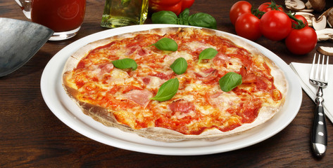 Hauchdünne Steinofen-Pizza mit Schinken