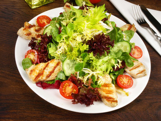 Gemischter Salat mit Hähnchenbrust vom Grill