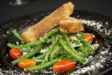 green bean salad with tomatoes, cheese, tomatoes, and bread