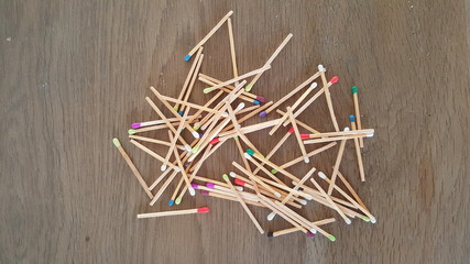 Allumettes multicolores sur une table en bois