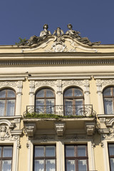 Fototapeta na wymiar facade with sculptures