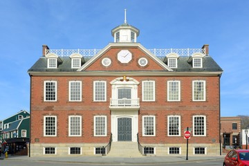Old Colony House, built in 1741, was served as meeting place for the colonial legislature. This house now is a National Historic Landmark at Washington Square in downtown Newport, Rhode Island, USA. - obrazy, fototapety, plakaty