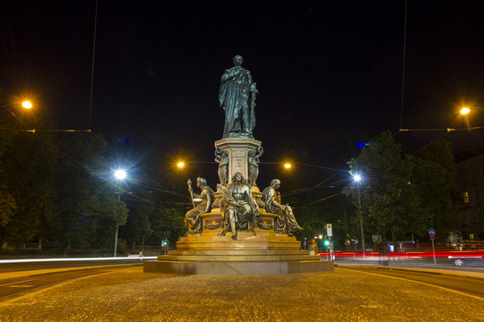 Maxmonument in Munich: Slow-shutter synchronisation
