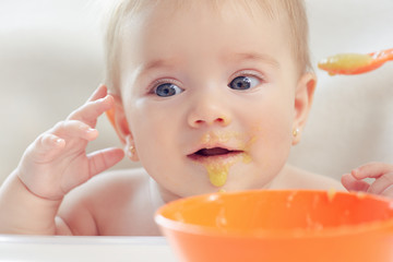 Bebé hermoso comiendo puré